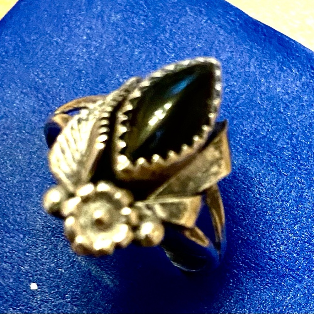 Southwest Artist Les Baker Sterling Onyx Feather Ring - Picture 5 of 13